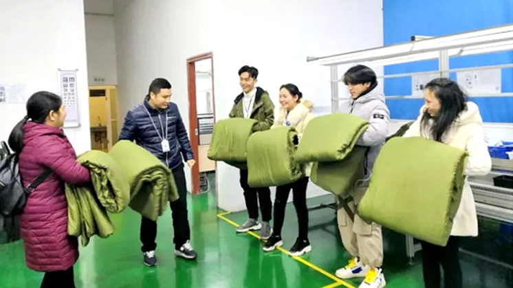 “寒冬送溫暖”|BG大游集团電子為員工發放130套棉被