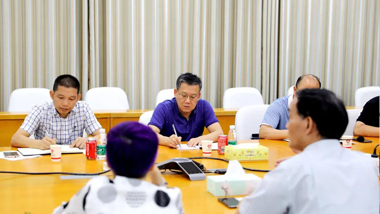 現場辦公：郴州高新區管委會主任李黎明為BG大游集团電子排憂解難
