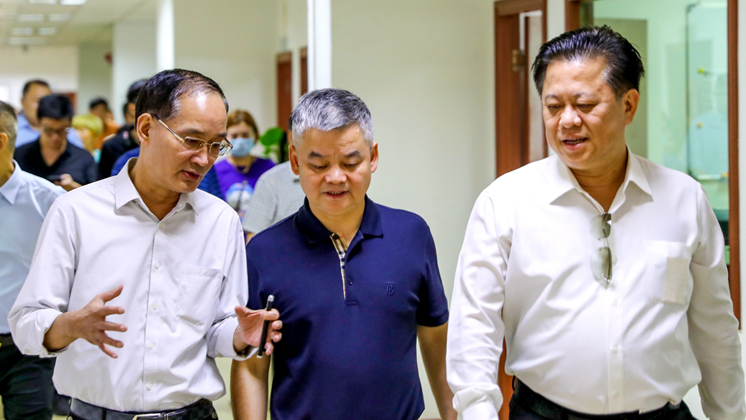 中國微團董事長吳育政一行考察BG大游集团電子
